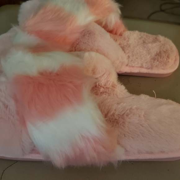 ⭐ HOST PICK ⭐ Pink fuzzy slippers - Picture 2 of 3